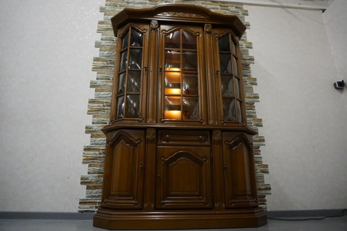 WITRYNA Z KOMODĄ ORZECHOWA PODŚWIETLANA SZER....