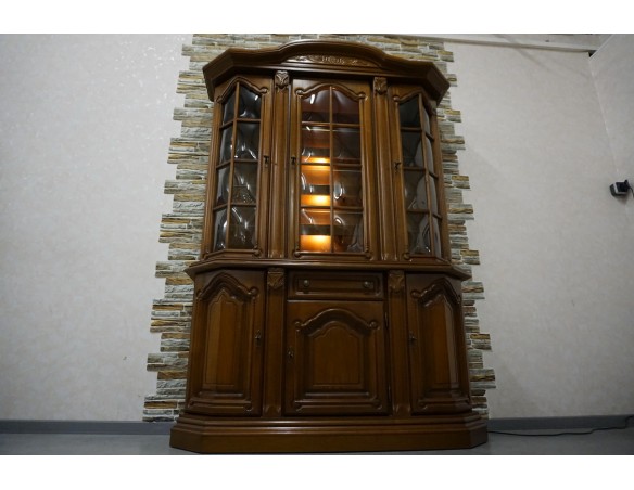 WITRYNA Z KOMODĄ ORZECHOWA PODŚWIETLANA SZER. 145 CM