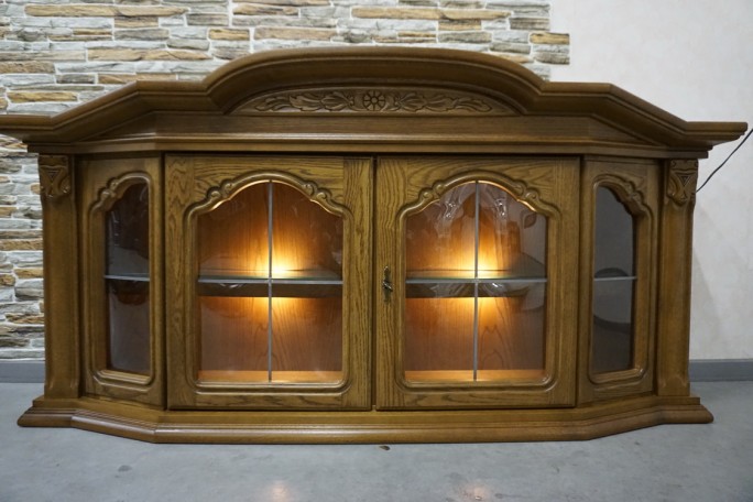 WITRYNA WISZĄCA DĘBOWA PODŚWIETLANA SZER. 166 CM