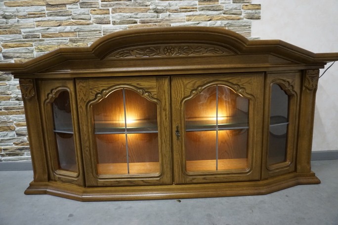 WITRYNA WISZĄCA DĘBOWA PODŚWIETLANA SZER. 166 CM