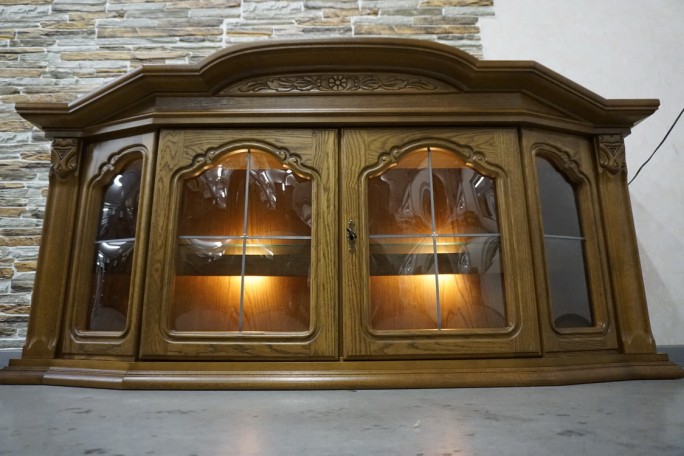 WITRYNA WISZĄCA DĘBOWA PODŚWIETLANA SZER. 166 CM