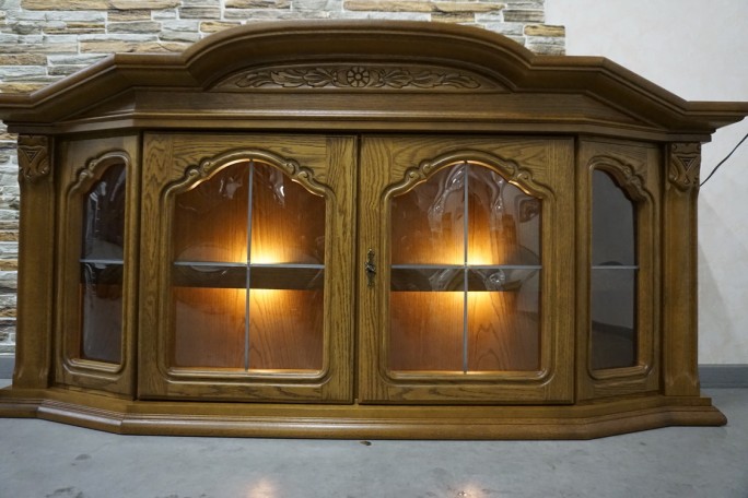 WITRYNA WISZĄCA DĘBOWA PODŚWIETLANA SZER. 166 CM