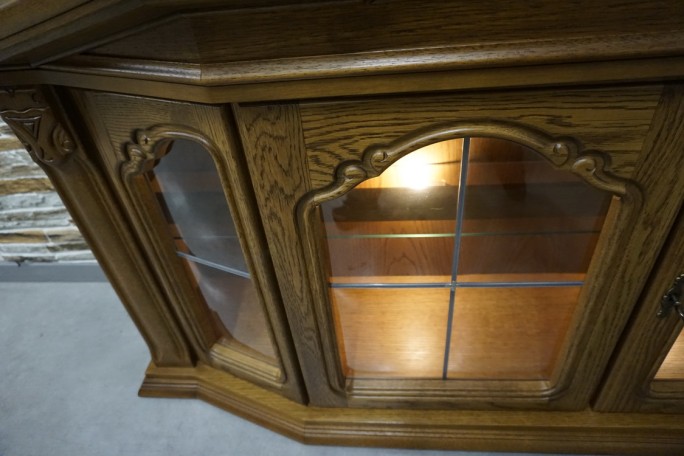 WITRYNA WISZĄCA DĘBOWA PODŚWIETLANA SZER. 166 CM