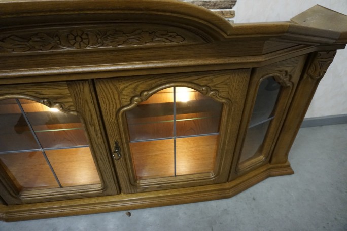 WITRYNA WISZĄCA DĘBOWA PODŚWIETLANA SZER. 166 CM