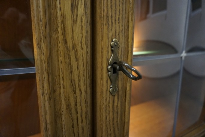 WITRYNA WISZĄCA DĘBOWA PODŚWIETLANA SZER. 166 CM