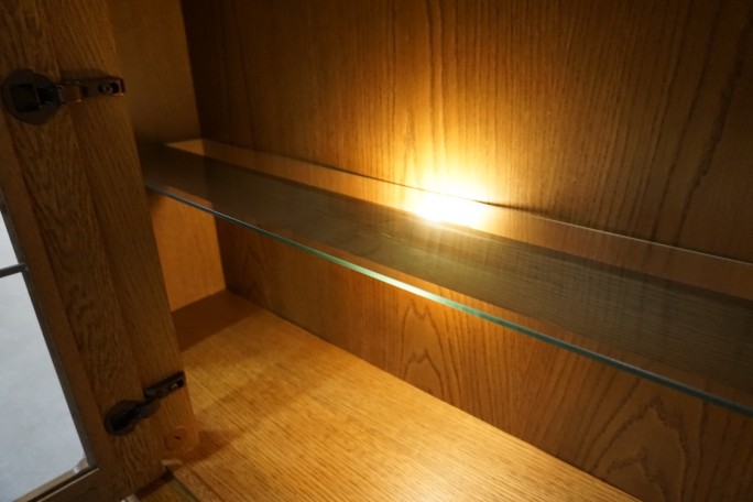 WITRYNA WISZĄCA DĘBOWA PODŚWIETLANA SZER. 166 CM