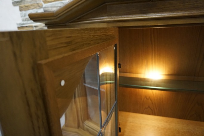 WITRYNA WISZĄCA DĘBOWA PODŚWIETLANA SZER. 166 CM