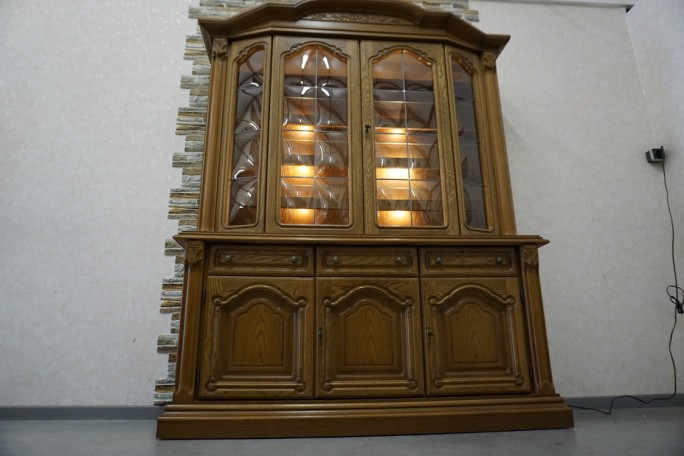 WITRYNA Z KOMODĄ DĘBOWA PODŚWIETLANA SZER. 168 CM