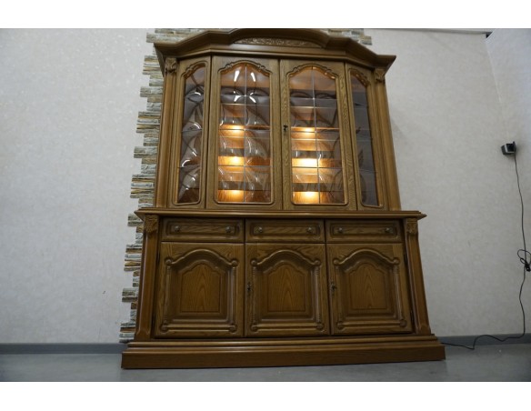 WITRYNA Z KOMODĄ DĘBOWA PODŚWIETLANA SZER. 168 CM