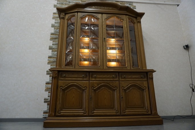 WITRYNA Z KOMODĄ DĘBOWA PODŚWIETLANA SZER. 168 CM