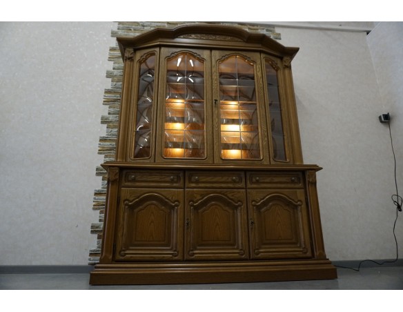 WITRYNA Z KOMODĄ DĘBOWA PODŚWIETLANA SZER. 168 CM