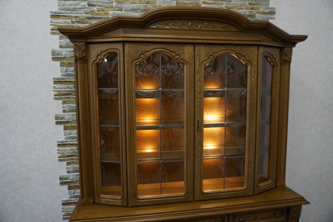 WITRYNA Z KOMODĄ DĘBOWA PODŚWIETLANA SZER. 168 CM