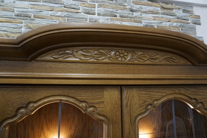 WITRYNA Z KOMODĄ DĘBOWA PODŚWIETLANA SZER. 168 CM