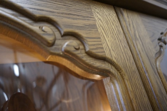 WITRYNA Z KOMODĄ DĘBOWA PODŚWIETLANA SZER. 168 CM