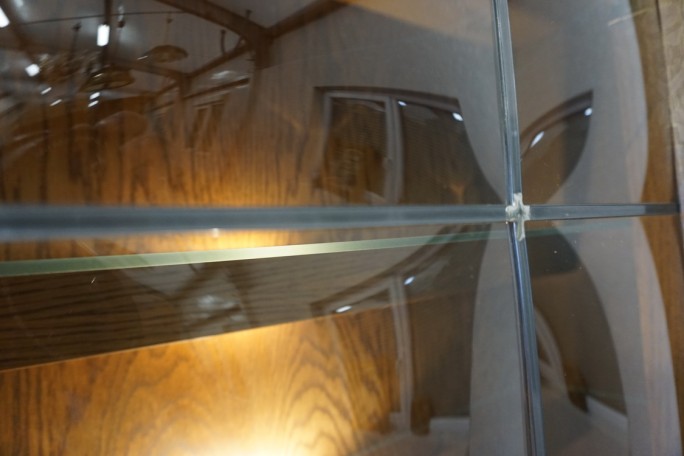 WITRYNA Z KOMODĄ DĘBOWA PODŚWIETLANA SZER. 168 CM