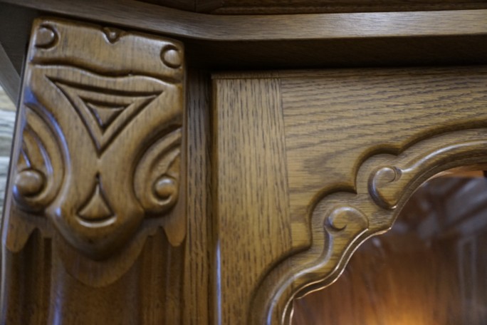 WITRYNA Z KOMODĄ DĘBOWA PODŚWIETLANA SZER. 168 CM