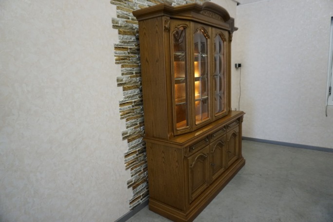 WITRYNA Z KOMODĄ DĘBOWA PODŚWIETLANA SZER. 168 CM