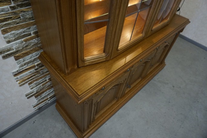 WITRYNA Z KOMODĄ DĘBOWA PODŚWIETLANA SZER. 168 CM