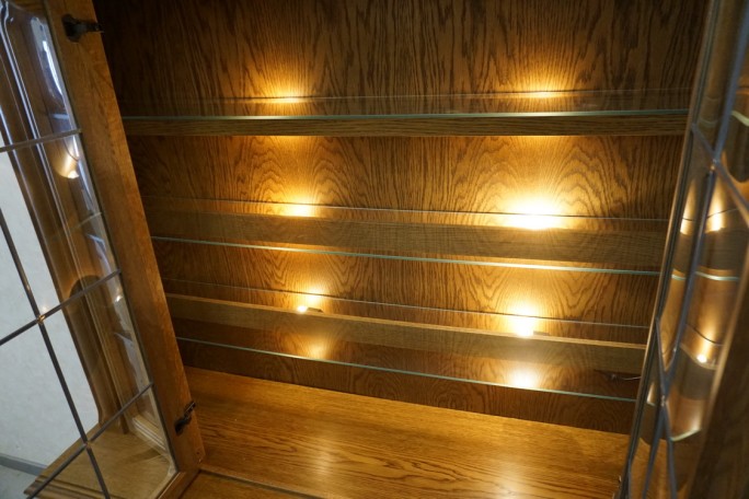 WITRYNA Z KOMODĄ DĘBOWA PODŚWIETLANA SZER. 168 CM