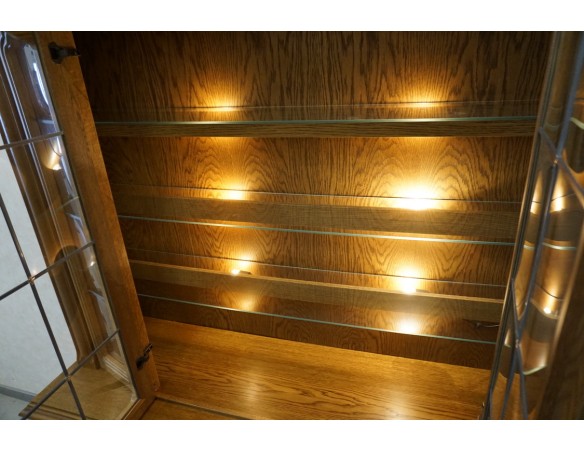 WITRYNA Z KOMODĄ DĘBOWA PODŚWIETLANA SZER. 168 CM