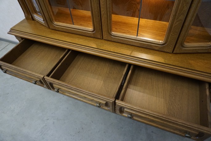 WITRYNA Z KOMODĄ DĘBOWA PODŚWIETLANA SZER. 168 CM