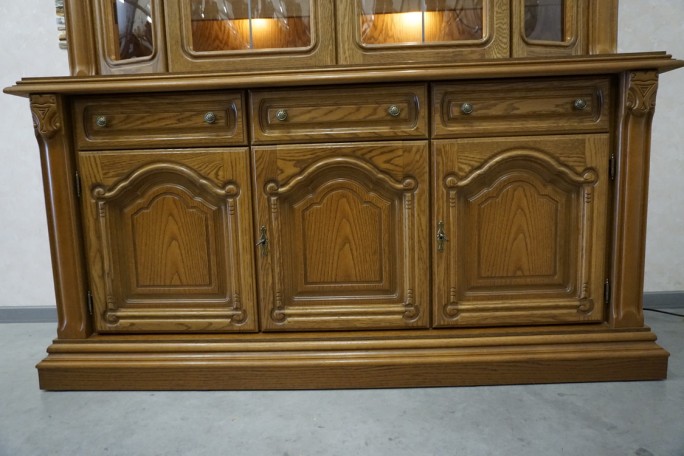 WITRYNA Z KOMODĄ DĘBOWA PODŚWIETLANA SZER. 168 CM