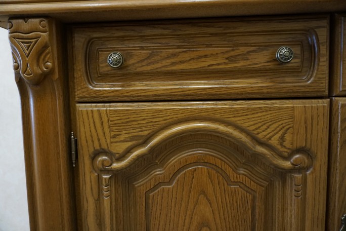 WITRYNA Z KOMODĄ DĘBOWA PODŚWIETLANA SZER. 168 CM