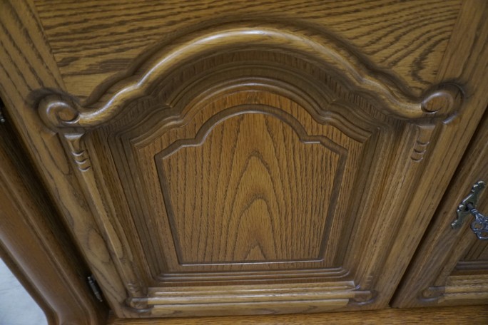 WITRYNA Z KOMODĄ DĘBOWA PODŚWIETLANA SZER. 168 CM