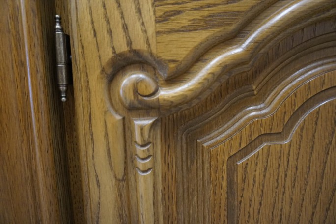 WITRYNA Z KOMODĄ DĘBOWA PODŚWIETLANA SZER. 168 CM