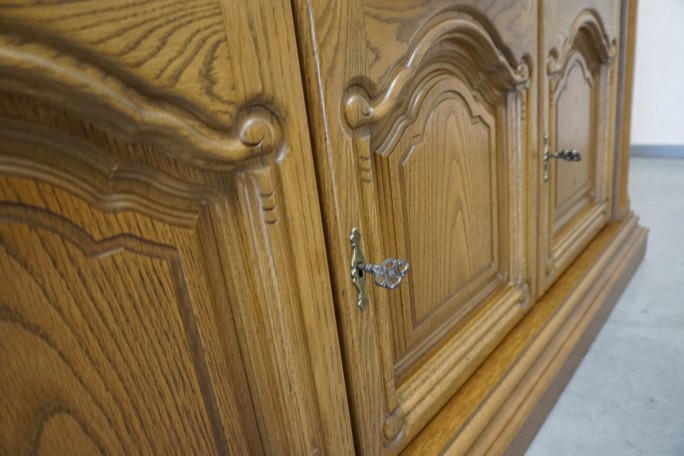 WITRYNA Z KOMODĄ DĘBOWA PODŚWIETLANA SZER. 168 CM