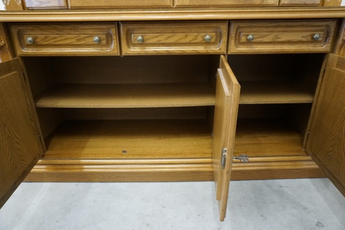 WITRYNA Z KOMODĄ DĘBOWA PODŚWIETLANA SZER. 168 CM