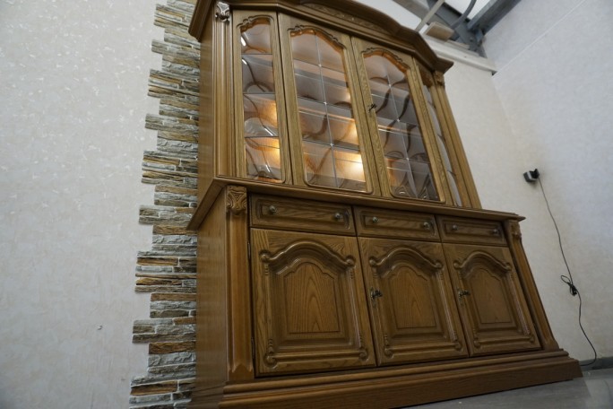 WITRYNA Z KOMODĄ DĘBOWA PODŚWIETLANA SZER. 168 CM