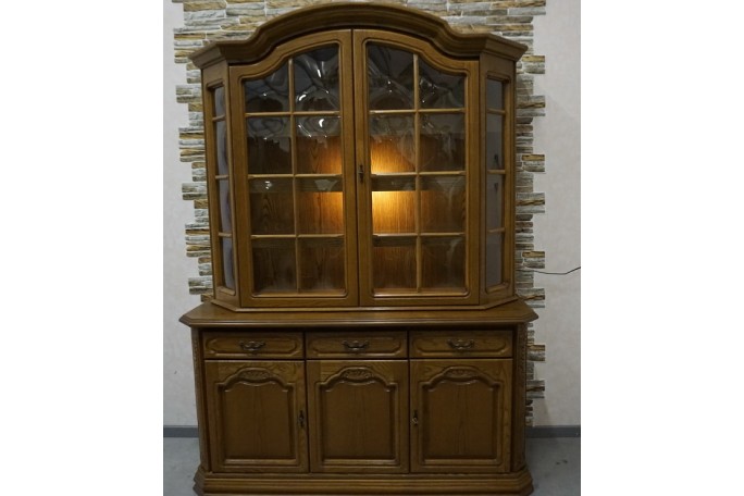 WITRYNA Z KOMODĄ DĘBOWA PODŚWIETLANA SZER. 156 CM