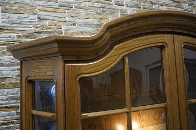 WITRYNA Z KOMODĄ DĘBOWA PODŚWIETLANA SZER. 156 CM