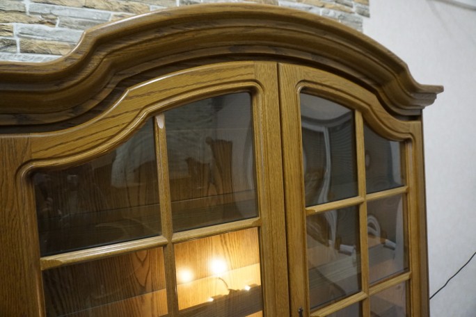 WITRYNA Z KOMODĄ DĘBOWA PODŚWIETLANA SZER. 156 CM