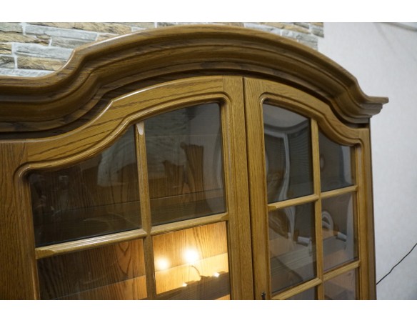 WITRYNA Z KOMODĄ DĘBOWA PODŚWIETLANA SZER. 156 CM