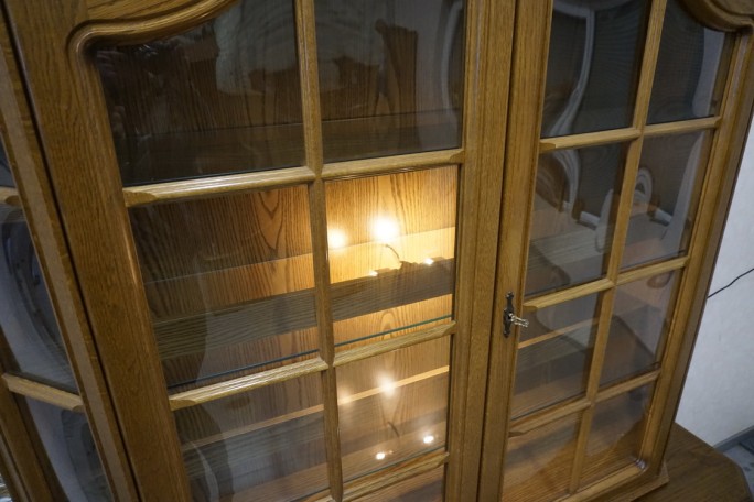 WITRYNA Z KOMODĄ DĘBOWA PODŚWIETLANA SZER. 156 CM