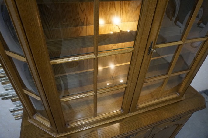 WITRYNA Z KOMODĄ DĘBOWA PODŚWIETLANA SZER. 156 CM