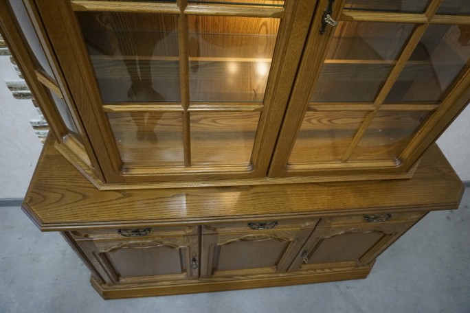 WITRYNA Z KOMODĄ DĘBOWA PODŚWIETLANA SZER. 156 CM