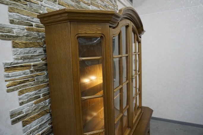 WITRYNA Z KOMODĄ DĘBOWA PODŚWIETLANA SZER. 156 CM