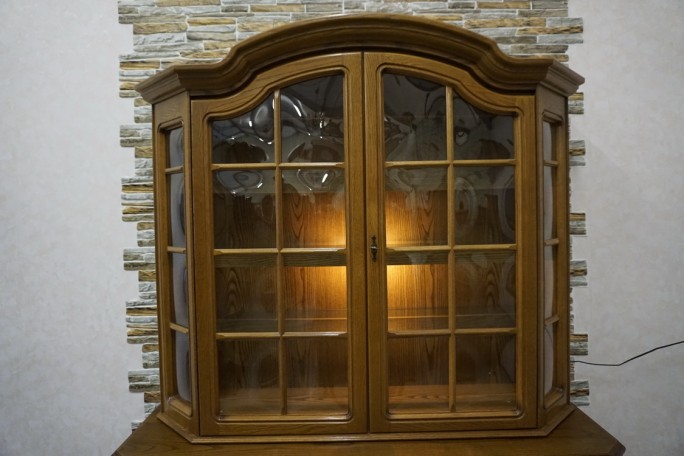 WITRYNA Z KOMODĄ DĘBOWA PODŚWIETLANA SZER. 156 CM