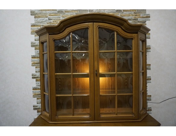 WITRYNA Z KOMODĄ DĘBOWA PODŚWIETLANA SZER. 156 CM