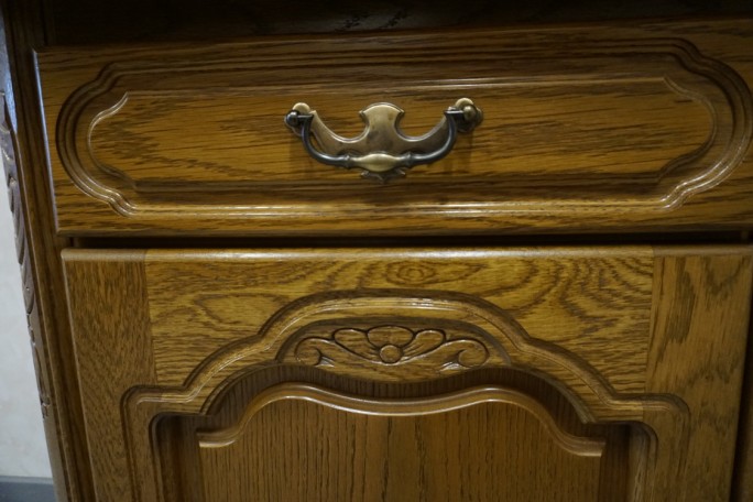 WITRYNA Z KOMODĄ DĘBOWA PODŚWIETLANA SZER. 156 CM