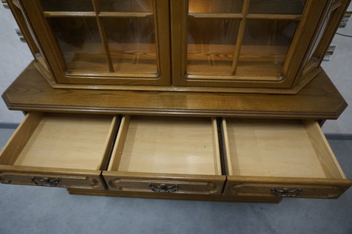 WITRYNA Z KOMODĄ DĘBOWA PODŚWIETLANA SZER. 156 CM