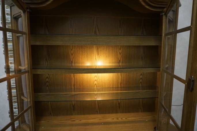 WITRYNA Z KOMODĄ DĘBOWA PODŚWIETLANA SZER. 156 CM