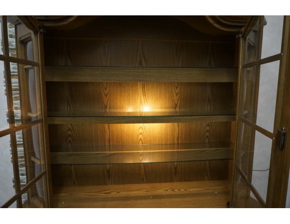 WITRYNA Z KOMODĄ DĘBOWA PODŚWIETLANA SZER. 156 CM