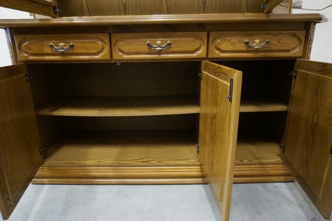 WITRYNA Z KOMODĄ DĘBOWA PODŚWIETLANA SZER. 156 CM