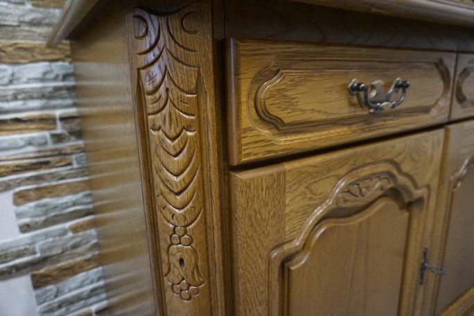 WITRYNA Z KOMODĄ DĘBOWA PODŚWIETLANA SZER. 156 CM