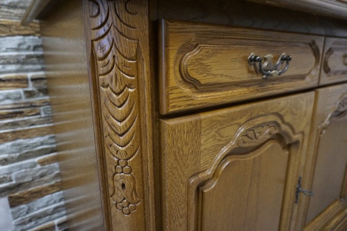 WITRYNA Z KOMODĄ DĘBOWA PODŚWIETLANA SZER. 156 CM