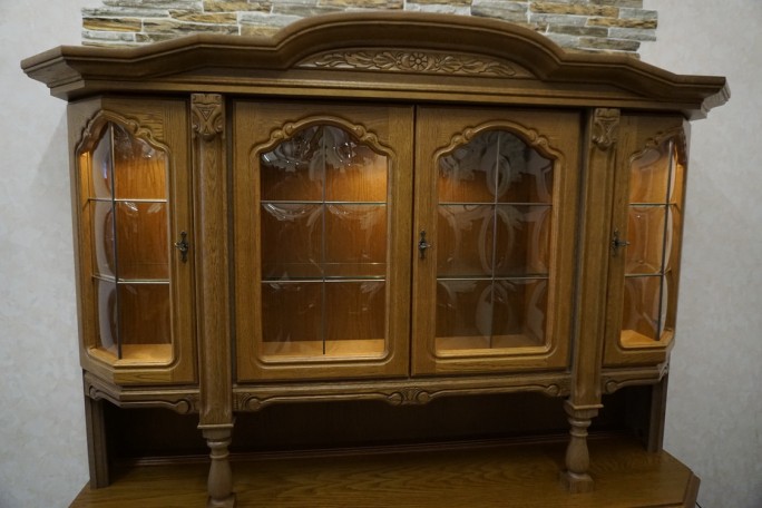 WITRYNA Z KOMODĄ DĘBOWA PODŚWIETLANA SZER. 187 CM